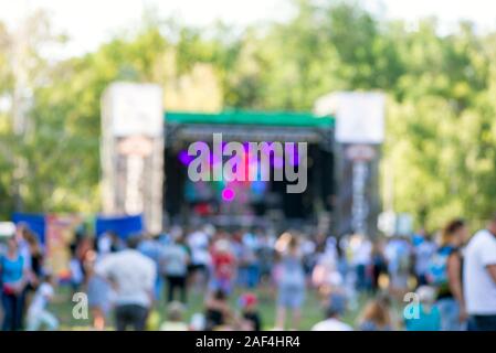 Menschen in einem Open-Air-Konzert. Unscharfer Hintergrund. Blurry festival Hintergrund. Stockfoto
