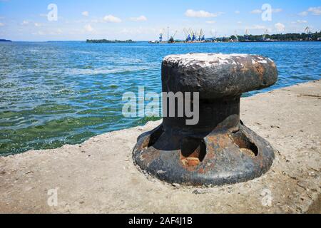 Marine Schiff festmachen Poller auf einem Dock durch die Waters Edge. Stockfoto