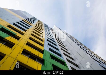 Die bunte Fassade eines Apartment Tower Block in Berlin, Deutschland Stockfoto