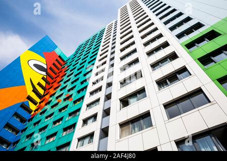 Die bunte Fassade eines Apartment Tower Block in Berlin, Deutschland Stockfoto