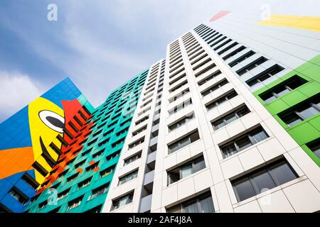 Die bunte Fassade eines Apartment Tower Block in Berlin, Deutschland Stockfoto