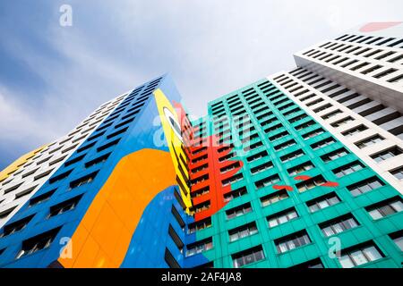 Die bunte Fassade eines Apartment Tower Block in Berlin, Deutschland Stockfoto