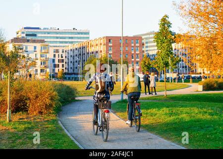 Mädchen auf dem Fahrrad in den öffentlichen Park in Vilnius Stockfoto