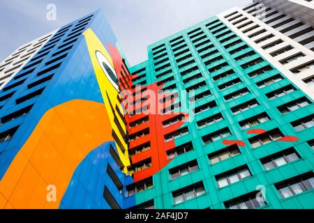 Die bunte Fassade eines Apartment Tower Block in Berlin, Deutschland Stockfoto