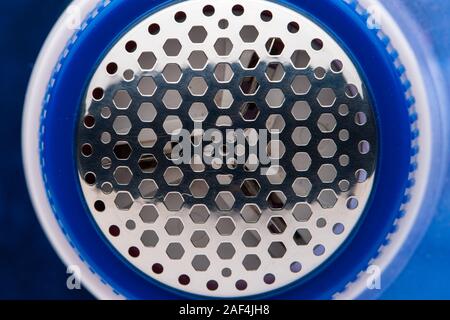 Maschine für das Entfernen von Spulen von Kleidung. Schützende metall gitter auf die Messer. Stockfoto