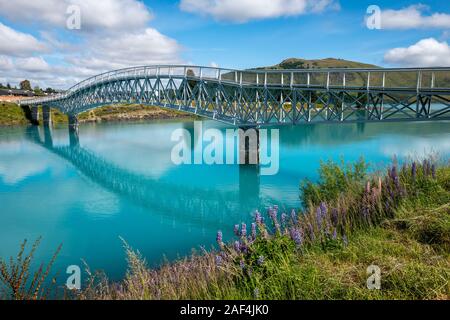 MacLaren Fußgängerbrücke in Lake Tekapo, Canterbury, Neuseeland Stockfoto