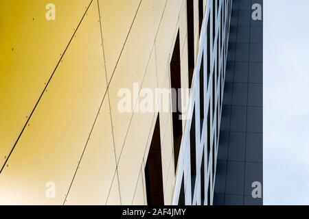 Die bunte Fassade eines Apartment Tower Block in Berlin, Deutschland Stockfoto