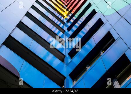 Die bunte Fassade eines Apartment Tower Block in Berlin, Deutschland Stockfoto