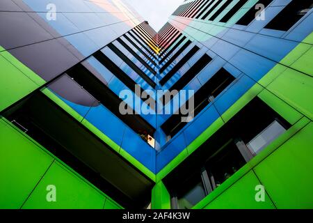 Die bunte Fassade eines Apartment Tower Block in Berlin, Deutschland Stockfoto