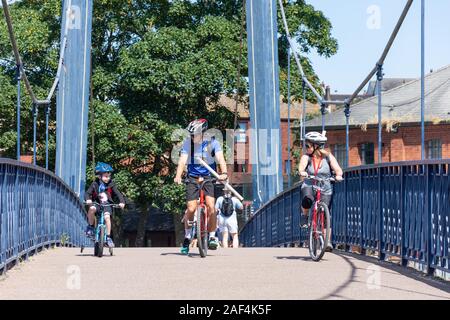 Familie Radfahren über Fußgängerbrücke, Exeter, Exeter, Devon, England, Vereinigtes Königreich Stockfoto