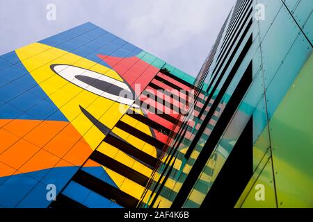 Die bunte Fassade eines Apartment Tower Block in Berlin, Deutschland Stockfoto