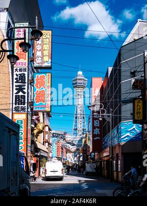 Tsutenkaku Tower in Shinsekai Bezirk, Osaka/Japan Stockfoto