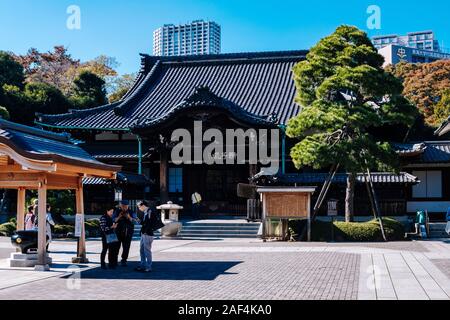 Sengaku-ji-Tempel in Minato-ku, Tokyo, Japan. Der Tempel beherbergt die Gräber der 47 Ronin, dessen Geschichte in ganz Japan berühmt ist. Stockfoto