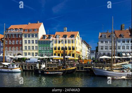 Kleine Segelboote auf dem Nyhavn Kanal vor hellen Gebäude in Kopenhagen, Dänemark Stockfoto