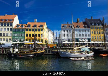 Kleine Segelboote auf dem Nyhavn Kanal vor hellen Gebäude in Kopenhagen, Dänemark Stockfoto