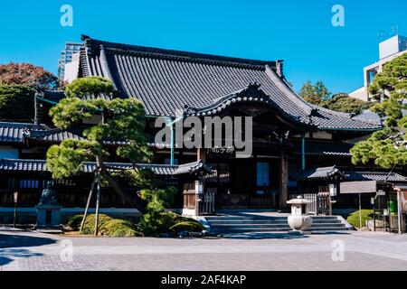 Sengaku-ji-Tempel in Minato-ku, Tokyo, Japan. Der Tempel beherbergt die Gräber der 47 Ronin, dessen Geschichte in ganz Japan berühmt ist. Stockfoto