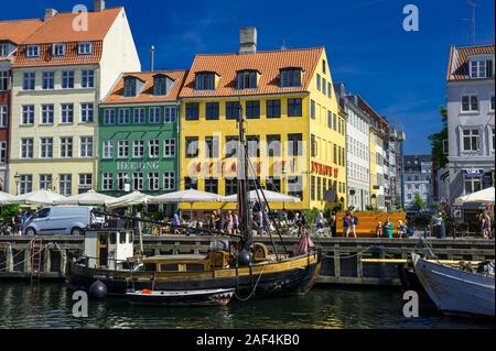 Kleine Segelboote auf dem Nyhavn Kanal vor hellen Gebäude in Kopenhagen, Dänemark Stockfoto