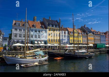 Kleine Segelboote auf dem Nyhavn Kanal vor hellen Gebäude in Kopenhagen, Dänemark Stockfoto