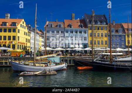 Kleine Segelboote auf dem Nyhavn Kanal vor hellen Gebäude in Kopenhagen, Dänemark Stockfoto