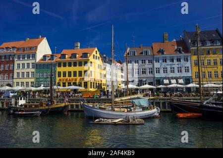 Kleine Segelboote auf dem Nyhavn Kanal vor hellen Gebäude in Kopenhagen, Dänemark Stockfoto