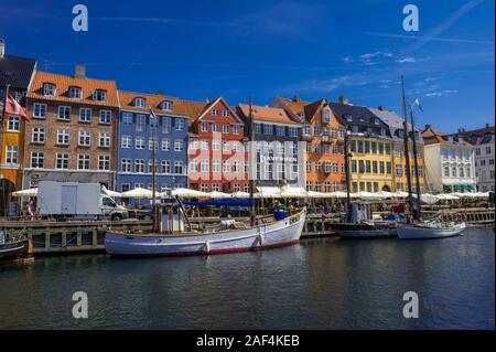 Kleine Segelboote auf dem Nyhavn Kanal vor hellen Gebäude in Kopenhagen, Dänemark Stockfoto