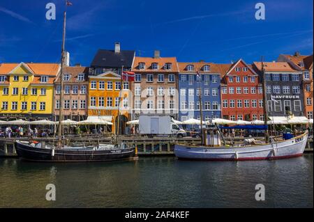 Kleine Segelboote auf dem Nyhavn Kanal vor hellen Gebäude in Kopenhagen, Dänemark Stockfoto