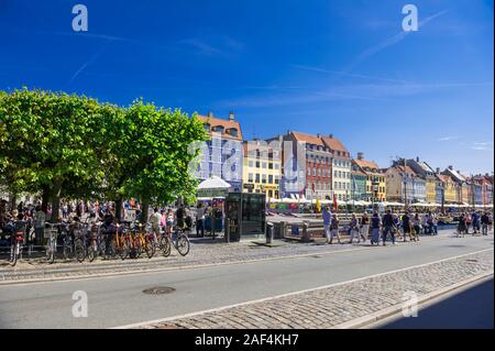 Touristen zu Fuß entlang der Promenade am Nyhavn Kanal in Kopenhagen, Dänemark. Stockfoto