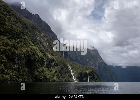 Eine stürmische Milford Sound in South Island, Neuseeland Stockfoto