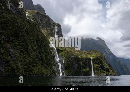 Eine stürmische Milford Sound in South Island, Neuseeland Stockfoto