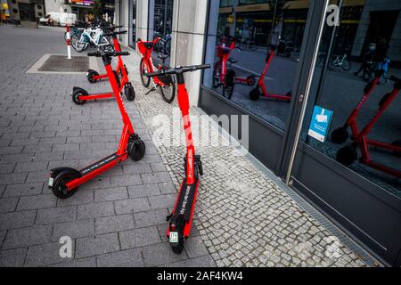 Uber rideshare escooters und Fahrräder außerhalb ein Hotel in Berlin, Deutschland geparkt. Stockfoto