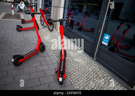 Uber rideshare escooters und Fahrräder außerhalb ein Hotel in Berlin, Deutschland geparkt. Stockfoto