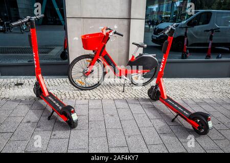 Uber rideshare escooters und Fahrräder außerhalb ein Hotel in Berlin, Deutschland geparkt. Stockfoto