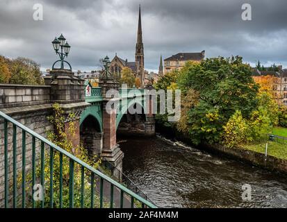 Kelvin Brücke und die lansdowne Pfarrkirche an der Great Western Road, bekannt für seine riesigen spire, einer der schmalsten in Europa Stockfoto