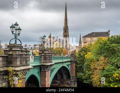 Kelvin Brücke und die lansdowne Pfarrkirche an der Great Western Road, bekannt für seine riesigen spire, einer der schmalsten in Europa Stockfoto