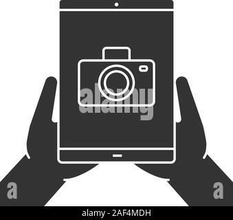 Hände halten Tablet Computer glyph Icon. Fotos ansehen. Silhouette Symbol. Tablet-PC mit Kamera. Negativer Platz. Vektor isoliert Abbildung Stock Vektor