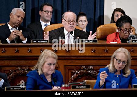 Dezember 12, 2019, Washington, District of Columbia, USA: United States Vertreter Steve Cohen (Demokrat von Tennessee), oben in der Mitte und spricht wie uns Vertreter Hank Johnson (Demokrat von Georgien), oben links, US-Vertreter Sheila Jackson Lee (Demokrat von Texas), Oben rechts, US-Vertreter Maria Gay Scanlon (Demokrat von Pennsylvania), unten rechts, und amerikanische Vertreter Sylvia Garcia (Demokrat von Texas), während ein US-Repräsentantenhauses aus Washington, DC, USA, am Donnerstag, Dezember 12, 2019 hören. Der Ausschuss ist zu Ende diskutieren Artikel Amtsenthebungsverfahren gegen uns der Sudetendeutschen wies Schroeder Stockfoto