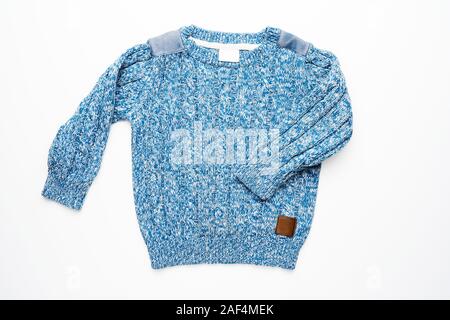 Kids in Form gestrickter Pullover mit Muster. Schönen blauen Kammgarn herbst Pullover mit langen Ärmeln. Vorderansicht. Auf weissem Hintergrund Stockfoto