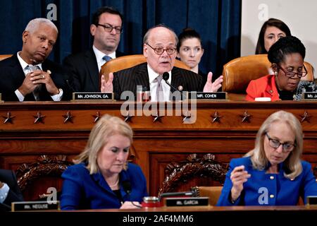 United States Vertreter Steve Cohen (Demokrat von Tennessee), oben in der Mitte und spricht wie uns Vertreter Hank Johnson (Demokrat von Georgien), oben links, US-Vertreter Sheila Jackson Lee (Demokrat von Texas), Oben rechts, US-Vertreter Maria Gay Scanlon (Demokrat von Pennsylvania), unten rechts, und amerikanische Vertreter Sylvia Garcia (Demokrat von Texas), während ein US-Repräsentantenhauses aus Washington, DC, USA, am Donnerstag, Dezember 12, 2019 hören. Der Ausschuss wird gesetzt, diskutieren Artikel Amtsenthebungsverfahren gegen US-Präsident Donald J. Trumpf heute mit einer wahrscheinlich Party-line Abstimmung zu s fertig stellen Stockfoto