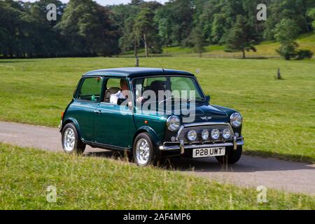 1997 90s Green Rover Mini 1,3 MPI ; Oldtimer, historiker, geschätzt, Oldtimer, Sammlerstück restaurierter Oldtimer-Veteran, Fahrzeuge vergangener Zeiten, die für das historische Auto-Event von Mark Woodward in Leighton Hall, Carnforth, Großbritannien, eintreffen Stockfoto