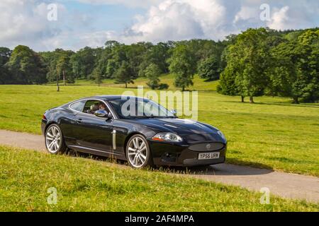 2006 schwarze Jaguar XJ6 V6 Auto; klassische Autos, historics, gehegt und gepflegt, Oldtimer, sammelbaren restaurierten alten Veteran, Fahrzeuge vergangener Zeiten anreisen, für die Mark Woodward historischen Motorsport event bei Leighton Hall, Carnforth, Großbritannien Stockfoto