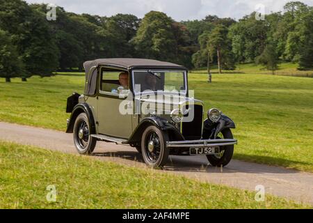 1934 30s 30er Jahre beige Austin Limousine; Oldtimer, historisch, geschätzt, Oldtimer, 30s Sammlerstück restaurierter Oldtimer-Veteran, Fahrzeuge vergangener Zeiten, die für das historische Auto-Event von Mark Woodward in Leighton Hall, Carnforth, Großbritannien, eintreffen Stockfoto