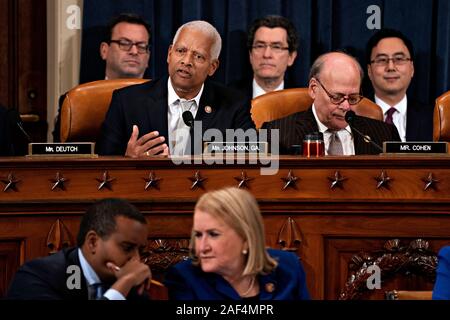 United States Vertreter Hank Johnson (Demokrat von Georgien), Links, spricht als US-Vertreter Steve Cohen (Demokrat von Tennessee), rechts, während ein US-Repräsentantenhauses aus Washington, DC, USA, am Donnerstag, Dezember 12, 2019 hört. Der Ausschuss wird gesetzt, diskutieren Artikel Amtsenthebungsverfahren gegen US-Präsident Donald J. Trumpf heute mit einer wahrscheinlich Party-line Abstimmung zu beenden die Auflösung auf den Boden des US-Repräsentantenhauses. Credit: Andreas Harrer/Pool über CNP/MediaPunch zu senden Stockfoto