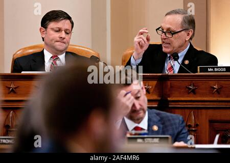 United States Vertreter Andy Biggs (Republikaner aus Arizona), rechts, spricht als US-Vertreter Mike Johnson (Republikaner von Louisiana), links, und amerikanische Vertreter Greg Steube (Republikaner für Florida), unten, hören während einer US-Repräsentantenhauses aus Washington, DC, USA, am Donnerstag, 31.12.12, 2019. Der Ausschuss wird gesetzt, diskutieren Artikel Amtsenthebungsverfahren gegen US-Präsident Donald J. Trumpf heute mit einer wahrscheinlich Party-line Abstimmung zu beenden die Auflösung auf den Boden des US-Repräsentantenhauses. Credit: Andreas Harrer/Pool über CNP/MediaPunch zu senden Stockfoto