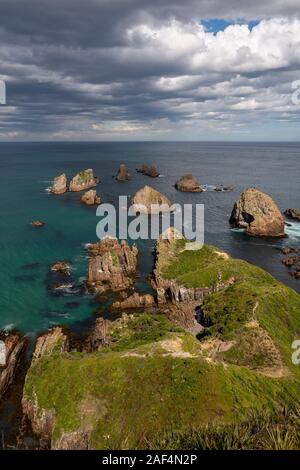Nugget Point Lighthouse an der Catlins, Otago, Neuseeland Stockfoto
