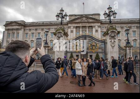 Buckingham Palace, Winter, Touristen, London, Vereinigtes Königreich, Stockfoto