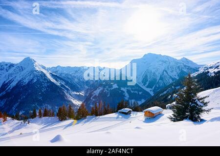 Panorama der Skiort Mayrhofen mit Chalet Häuser Österreich Stockfoto