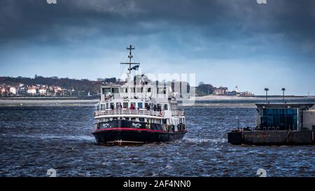 Die berühmten "ROYAL Iris der Mersey' Annäherung an den Pier Head in Liverpools waterfront nach einer Reise über den Fluss Mersey Stockfoto