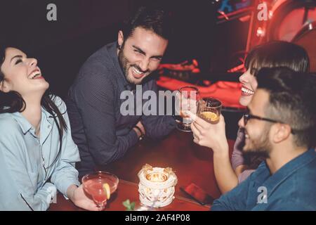 Gerne Freunde Spaß in Cocktail Jazz Bar - Junge tausendjährigen Menschen trinken und gemeinsam lachen in Nachtclub Stockfoto