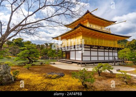 Kyoto, Japan - 24. März 2017: Tempel des Goldenen Pavillon, auf einem sonnigen Frühling Morgens genommen von hinten mit keine Personen Stockfoto