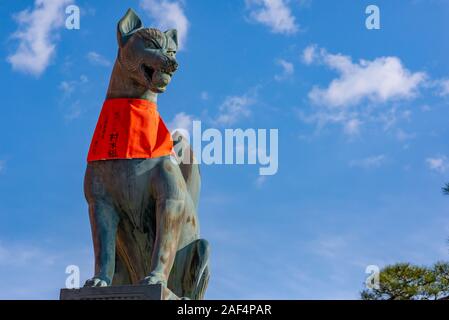 Kyoto, Japan - 24. März 2017: Fox statue am Fushimi Inari Schrein, auf einem sonnigen Frühling Nachmittag, mit Himmel im Hintergrund und ohne Mitarbeiter Stockfoto